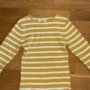 Zara body - Ribbstickad body från Zara med gulliga detaljer vid ärmarna. Storlek 152 men passar xs/s. Inga defekter och använd fåtal gånger.