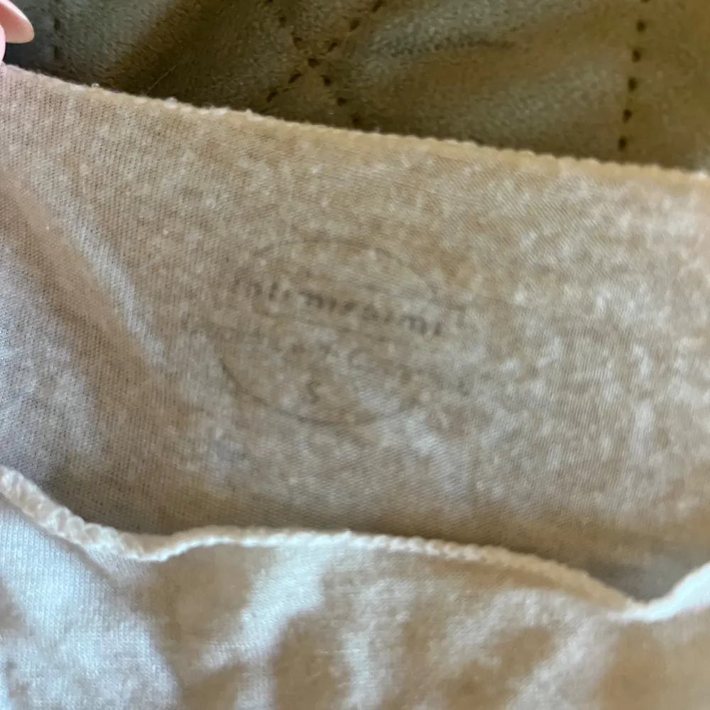 Säljer denna vita Intimisimmi tröja i stl S. Köpt på zalando. Nypris är 569kr. Den är i ett superskönt material och kvaliten är väldigt bra💕Tröjan är i Kashmir material och det håller värmen väldigt bra även fast den är tunn 💕💕. Neuletakit & Villapaidat.