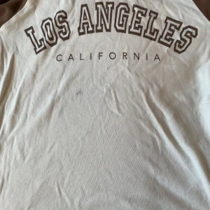 LA shirt - En svart fläck under ”California”. Köpt 2022, använd ett par gånger. 