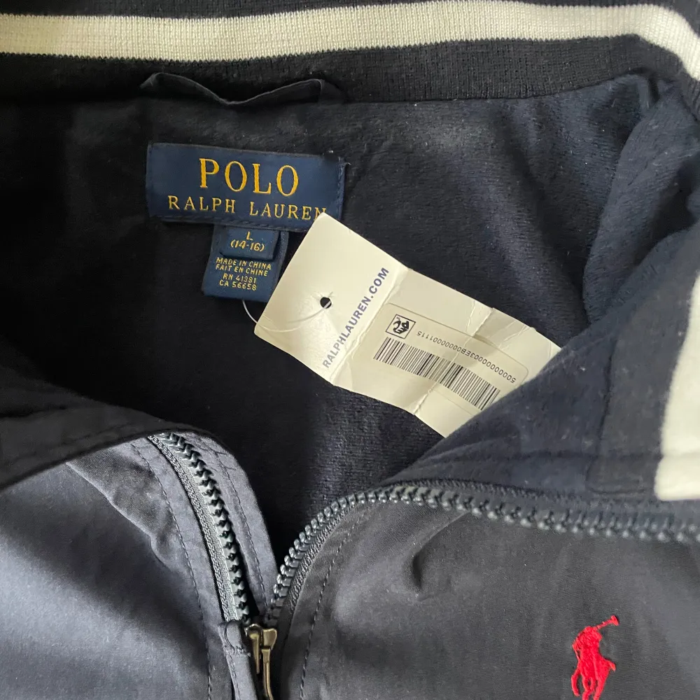 Helt ny Ralph lauren vindjacka med tags kvaroch perfekt skick. Skriv för fler frågor priser kan alltid diskuteras! Storlek L ungdom passar xs. Jackor.