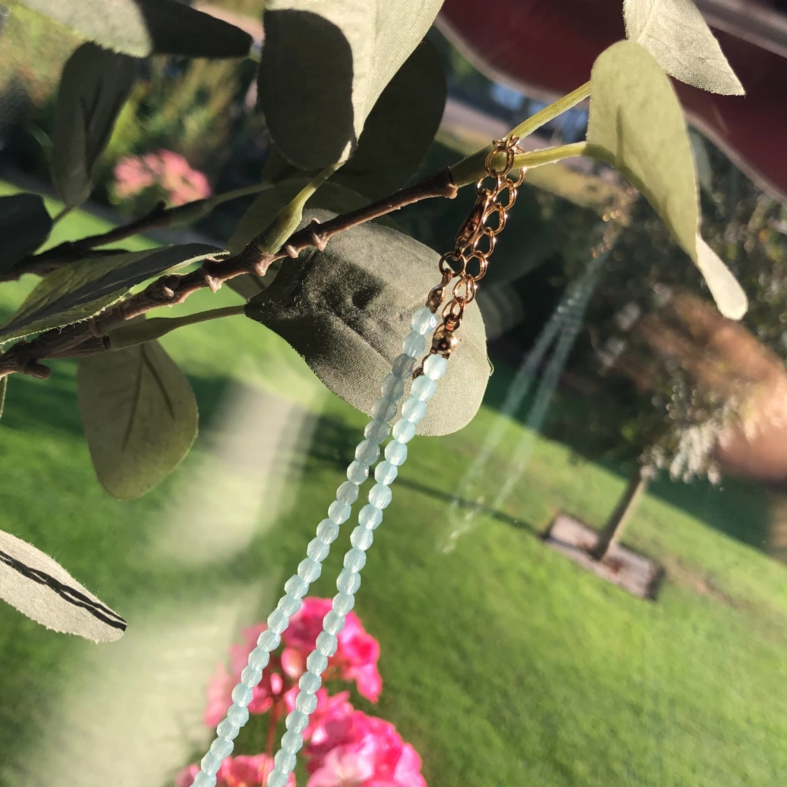 Blått halsband med pärldetalj - 92