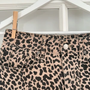 Leopard jeanskjol - Leopard jeanskjol i jättebra skick