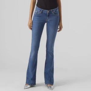Lågmidjade jeans Vera Moda  - Superfina lågmidjade jeans från Vera Moda i storlek S som tyvärr inte kommer till användning. Jeansen var en aning korta på mig därav är de sprättade längs ner i benen och passar nu mig perfekt som är 169cm. Pris kan diskuteras 🌸🌸🌸