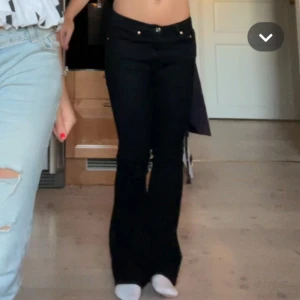 INTRESSEKOLL JEANS!! - INTRESSEKOLL på skit snygga jeans från Gina tricot. De är jättefint skick och nästan aldrig använda.  Kosta 500kr när jag köpte de! 