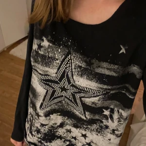 Långärmad tröja. - En tröja som är i bra skik och inga fläckar.