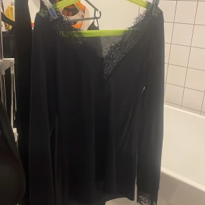 Mörkblå intimissimi tröja med spets - Säljer min intimissimi tröja då den inte kommer till användning nån tråd som sticker ut men det är inte nåt man tänker på när man har på den!
