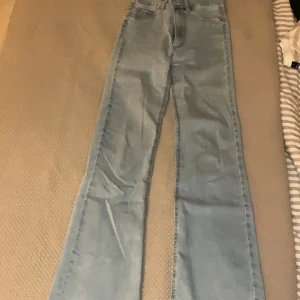 Jeans Cubus  - Ett par ljusblåa jeans i superbra skick i modellen Jane boot, är medelhöga och bootcut. Passformen är jättebra men kommer inte till användning,
