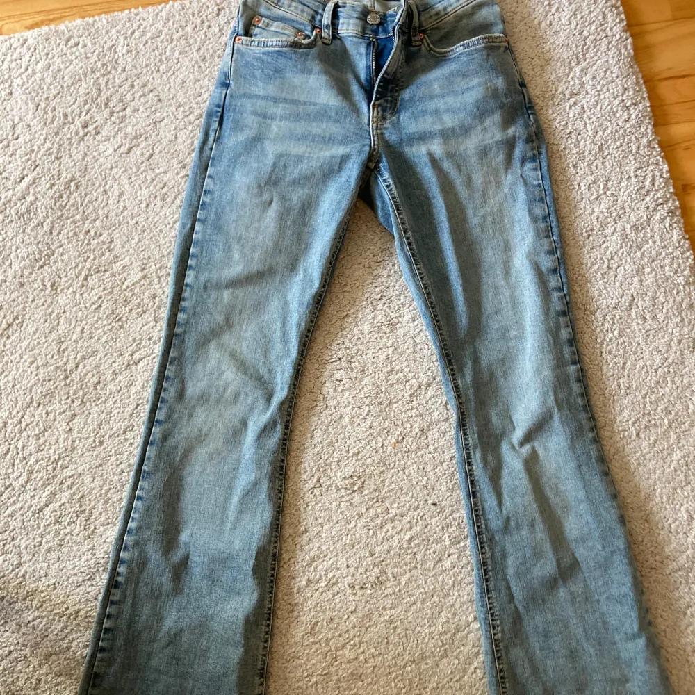 Ljusblå bootcut jeans ifrån Gina tricot. Helt utan fläckar och använda få gånger🥰💓. Jeans & Byxor.