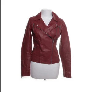 Röd skinnjacka  - As snygg röd vintage only skinnjacka som sitter snyggt och är perfekt för hösten 💋🍂🥀
