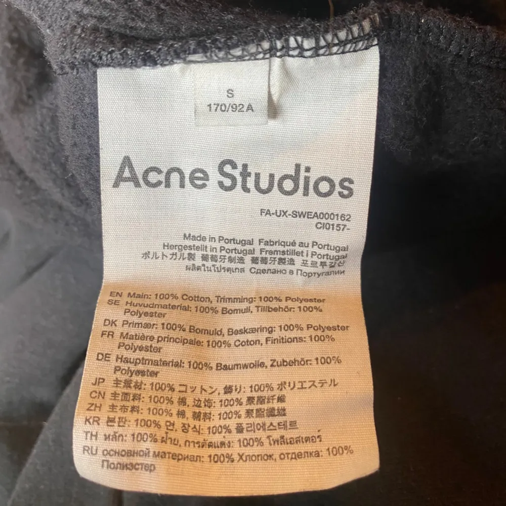 Svart crewneck tröja från acne studios, använd fåtal gånger, lite oversized . Hoodies.