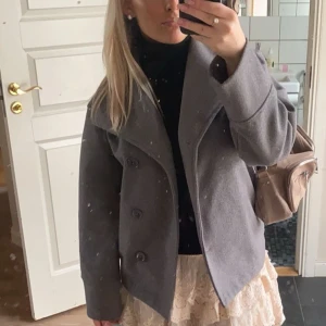 kort kappa - fin höst/vinter kappa från gina young!!❤️‍🔥