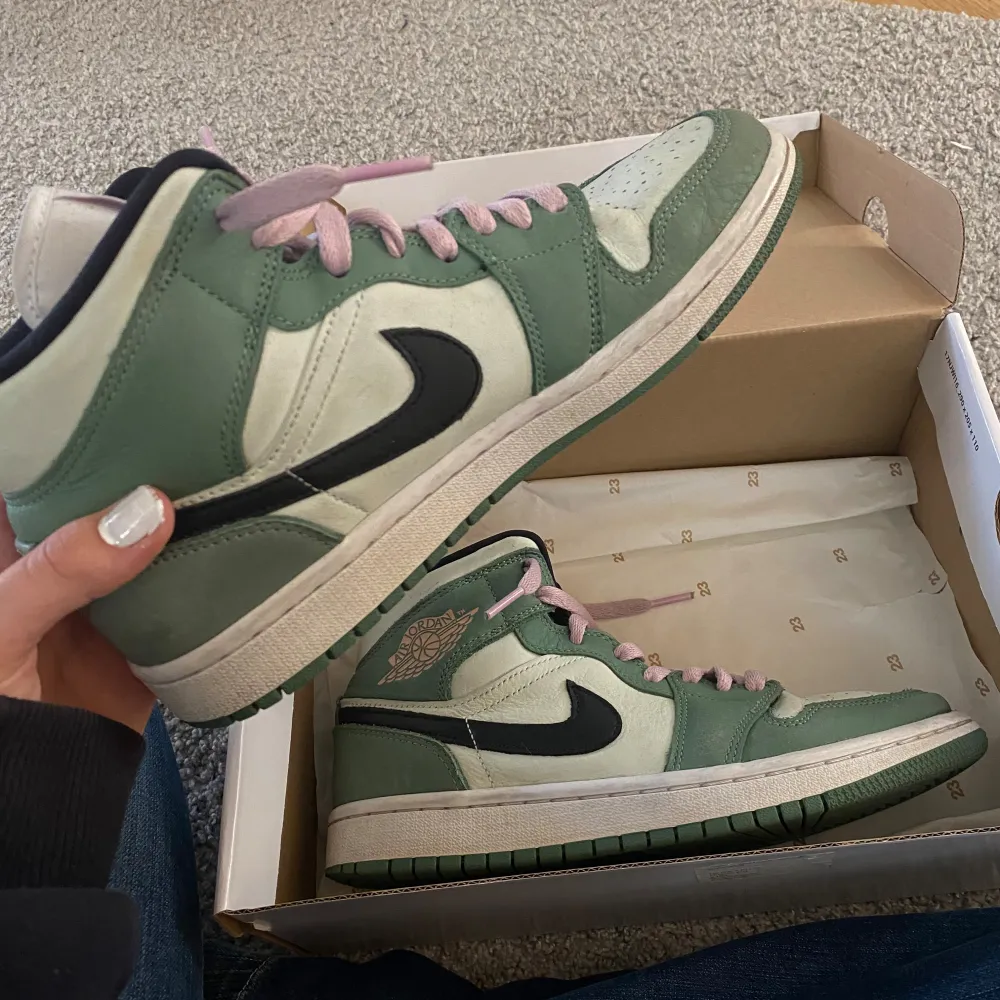 Hej jag säljer nu mina jordans 1 i dutch green,De är Limited edition och kostar runt 4-7k vanligast men säljer för de inte kommer till användning. har andvänder ca 5 gånger, tveka inte att höra av dig för intresse, frågor eller mer information! 💗 . Skor.