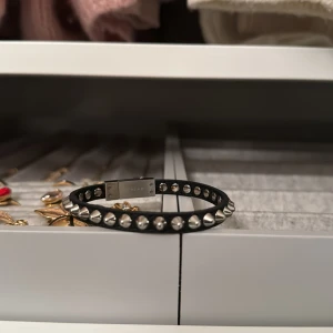 Edblad armband  - Säljer detta peak armbandet från edblad som är slutsålt typ överallt och inte går att köpa åå deras hemsida!! I nyskick, säljer då jag inte bär silver!