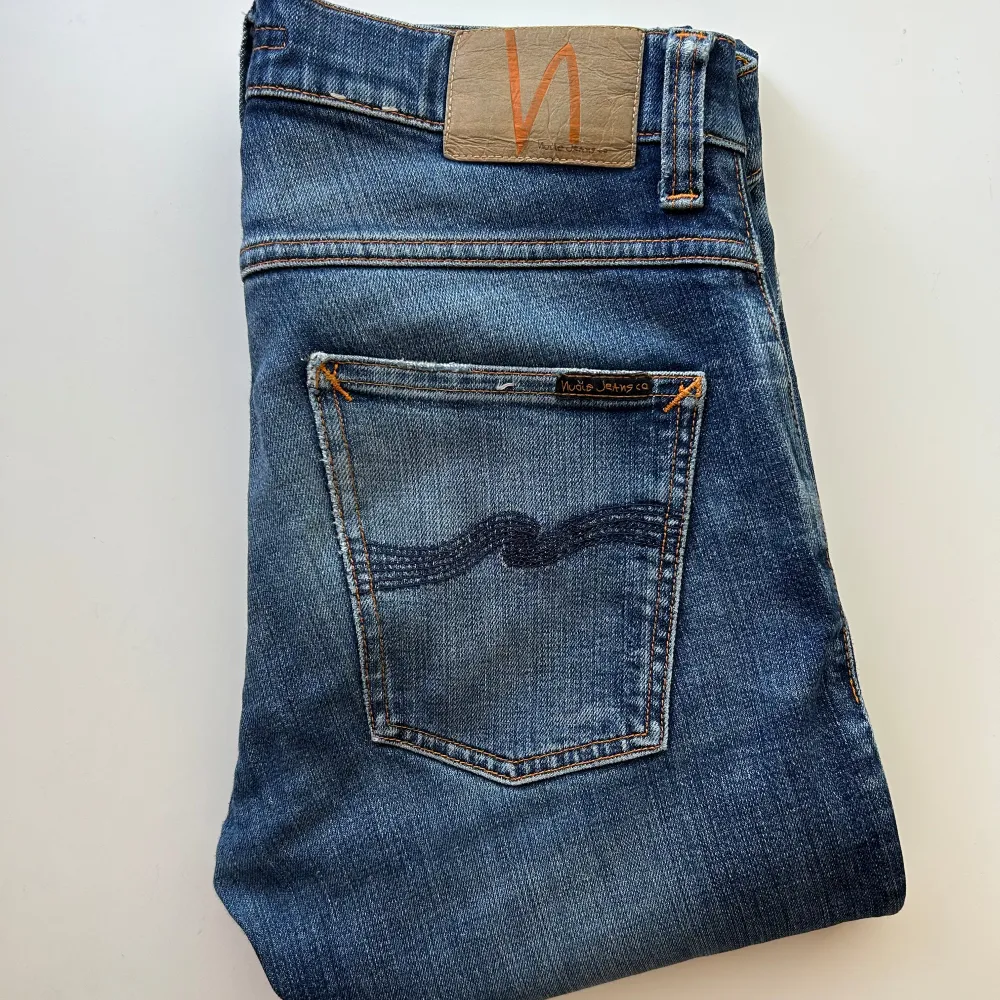 Nudie jeans i använt men bra skick! De har en lagning (se bild 5) men ser helt naturligt ut. Måtteb finns så det är bara att be om dem! Om det finns några ytterligare frågor så är det bara att höra av sig!🤝⭐️. Jeans & Byxor.