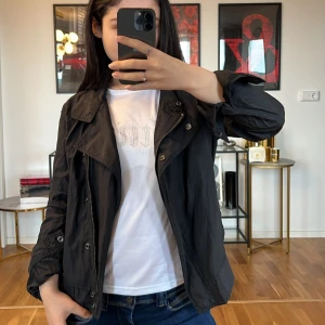 Svart jacka med dragkedja Calvin Klein 💞 - Säljer en snygg svart jacka med dragkedja och knappar. Den har en cool, avslappnad stil och är perfekt för höstvädret. Jackan har långa ärmar och en skön passform som funkar till det mesta. Perfekt för att ge din outfit en extra edge!💓