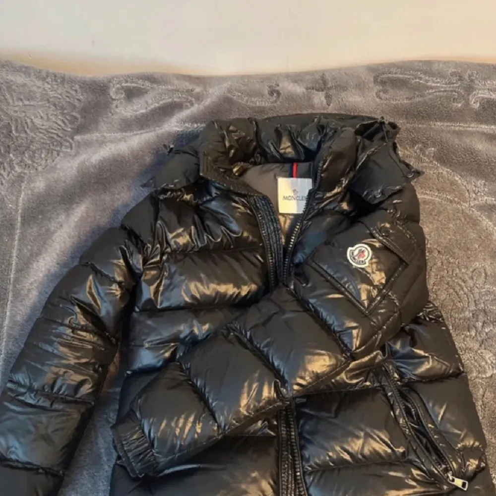 Riktig fet Moncler maya i storlek 2. NFC funkar:) Skick 10/10! Perfekt för vintern❄️ (Pris kan diskuteras vid snabb affär) Slå en 🛎️ om du är intresserad!. Jackor.