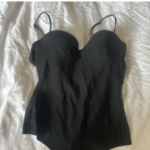 Body Hm  - Superfin body i storlek 75 B från hm som tyvärr inte kommer till användning! Endast använd ett fåtal gånger därav i väldigt bra skick. Banden är avtagbara så man kan välja om man vill ha med eller utan band. Pris kan diskuteras 🌸