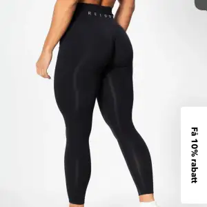 Säljer dessa tightsen som bara är testade då jag beställde fler storek. Super snygga träningstights som sitter jättefint på💕 Prime Seamless Tights - Svart i storleken XS 