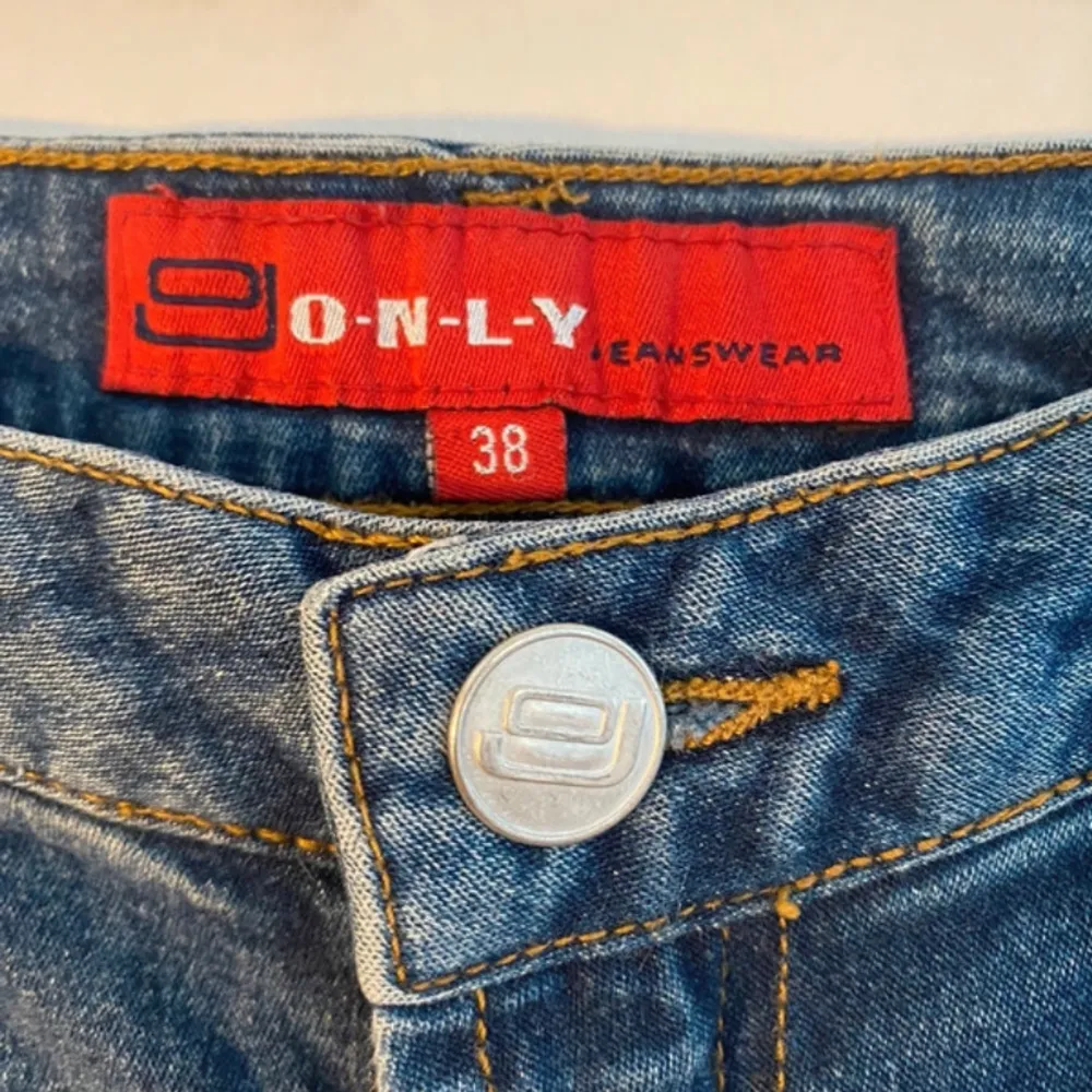 Säljer ett par coola jeans från ONLY i storlek 38. De har ett snyggt glittrickt tryck både fram och bak. Passar perfekt till både vardag och fest! SÅ snygga på (skriv för bild) :) . Farkut & Housut.