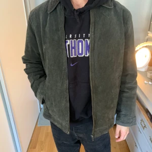 Vintage Mockajacka XXL - Vintage mockajacka från Blakers London. 100% äkta läder med innerfickor och hög kvalité. Färgen är en blandning av Sten/Brun/Grön. Storleken är XXL men sitter även snyggt på min kille som är normal M 