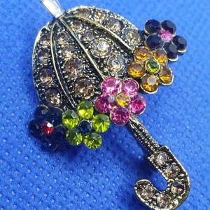 Brosch - Gulligt parasoll - Den här broschen i form av ett paraply är ca 4.2 × 3 cm.