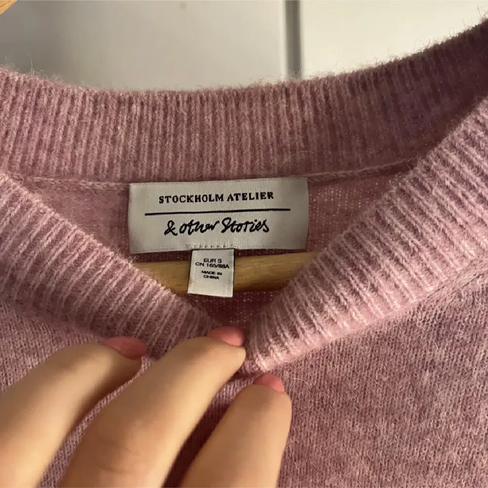 Trekvartsärmad rosa stickad tröja, i super fint skick. Neuleet.