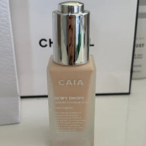 DEWY DROPS - Helt ny caia foundation DEWY DROPS! Färgen 10C, säljer pågrund av att ja valde fel färg. Nypris 345