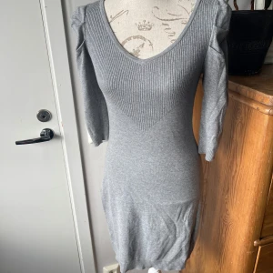 Klänning  - Klänning från 365 Sunshine i stl s. 80% bomull. 20 % nylon. Fint skick.