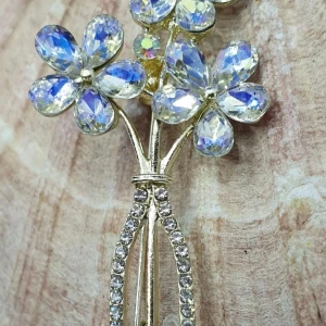 Brosch - Vas med blommor - Den här broschen i form av en vas blommor är ca 4.5 × 2.5 cm.