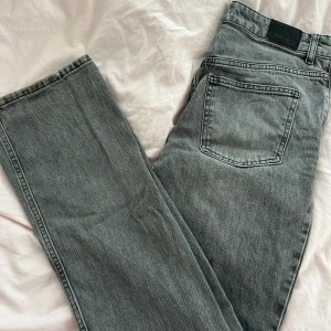 Grå bootcut jeans  - Superfina grå bootcut jeans, medelhöga i midjan. 