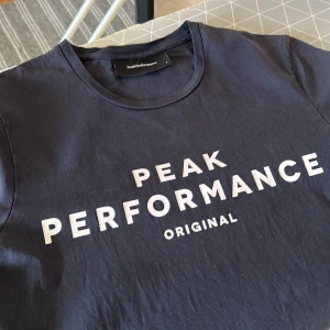 Peak performance t-shirt. - Marinblå Peak performance t-shirt. Storlek S