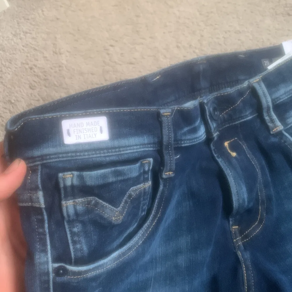 Tja, säljer nu dessa jeans ifrån märket replay. Det är den populära modellen anbass i slim fit och färgen passar bra till mörkare dagar. De är helt oandvända med tags kvar. Priset är inte fast[]Byten är intressant[] MVH. Jeans & Byxor.