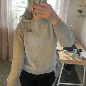 Hoodie  - Skit snygg hoodie med tryck där bak💗Passar xs och s, har gosigt material inne. Skriv för fler bilder!