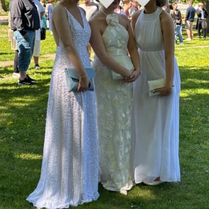 Balklänning  - Säljer nu min älskade balklänning🌸 Endast använd 1 gång. Små fläckar längst ned, men inget man ser när klänningen är på.  Nypris 1700:-