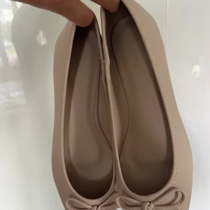 Oanvända beigea ballerinaskor 🩰  - Helt oanvända med lapp kvar. Nypris 300 kr 