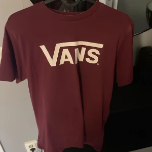 T-shirt - Stolek (barn) large. Använd fåtal gånger men i väldigt bra skick. Skriv för mer information 