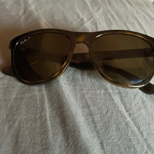 Rayband glasögon - Knappt använda, äkta och pris kan ändras.
