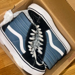 Vans sk8-hi  - Storlek 36. Har tecken på användning som syns på bilder , bara skriva för fler bilder. Tillhörande Vans box tillkommer. 