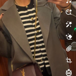 Kofta  - Säljer min vit svart randiga kofta från zara med guldiga knappar. Så söt!!!! 😍🍂