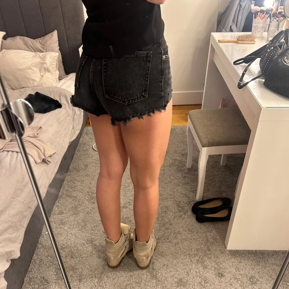 Säljer ett par svarta jeansshorts från Zara. De är i en snygg, tvättad svart färg och har en rå kant nertill för en cool look. Perfekta för sommaren och kan stylas både upp och ner beroende på tillfälle. 🎀. Shorts.