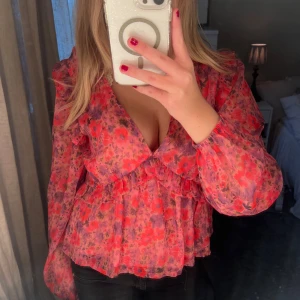 Blommig blus  - rosa blommig blus från bikbok! Fin till vardags men även ett finare tillfälle. Älskar💞💞💞