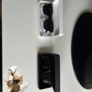 Solglasögon - Tjena! Säljer dessa 2 schyssta brillor från Chimi och John Henric. Båda är i skick 9/10. Chimi nypris 1200kr mitt pris 400kr. John Henric nypris 1000kr mitt pris 300kr. Köpa båda för 500kr!!  Kom privat för mer frågor🙌🙌