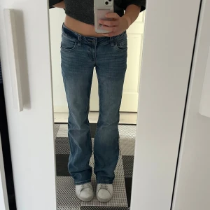 H&M jeans - Supersnygga jeans från H&M. Är lite slitna längst ner vid hälarna men annars inga defekter. Storlek 38 men passar mig som bär 34, alltså de är vääldigt stretchiga och passar alla. Skriv via funderingar💘