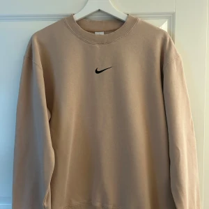 Nike tröja - Säljer min Nike tröja som är i storlek M och i ett väldigt bra skick då den endast är använd ett fåtal gånger. Den är färgen beige.