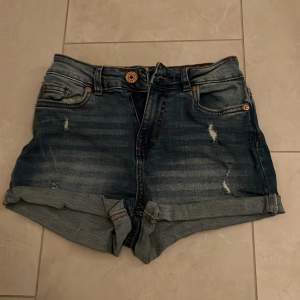 XXS, snygga jeans shorts som funkar till allt , toppen skicka och inga defekter 