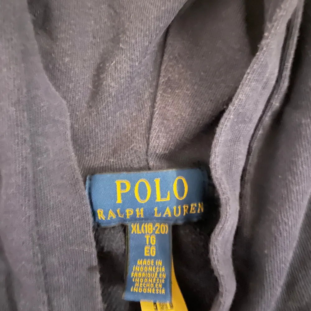 Säljer en snygg och bekväm mörkblå hoodie från Ralph Lauren. Den har en dragkedja framtill och en liten broderad logga på bröstet. Perfekt för en avslappnad stil och passar bra till både höst och vår. Den är i bra skick och redo för en ny ägare!. Tröjor & Koftor.