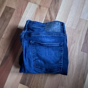Jack & Jones Liam Skinny fit Jeans - Nu säljer vid dessa super snygga jeans från jack & jones! Aldrig använda därmed gott skick! Passformen är skinny fit och storleken är 31 i midjan, 32 i längd. Pris: 300kr, Vid fler frågor hittar du oss i DM!🤩 