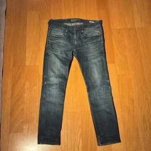Replay anbass Jeans - Tja säljer ett par Replay anbass jeans I W 33! De är i mycket bra skick och har inga defekter. Om du har frågor eller funderingar så hör av dig 🤙 Mvh JacobsCloset 