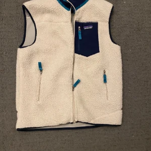 Vit fleeceväst från Patagonia - Säljer en mysig vit fleeceväst från Patagonia. Storlek S, hör av dig vid intresse eller frågor!!