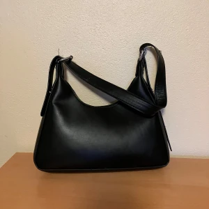 Svart väska  - I nyskick, snygg och stilren 